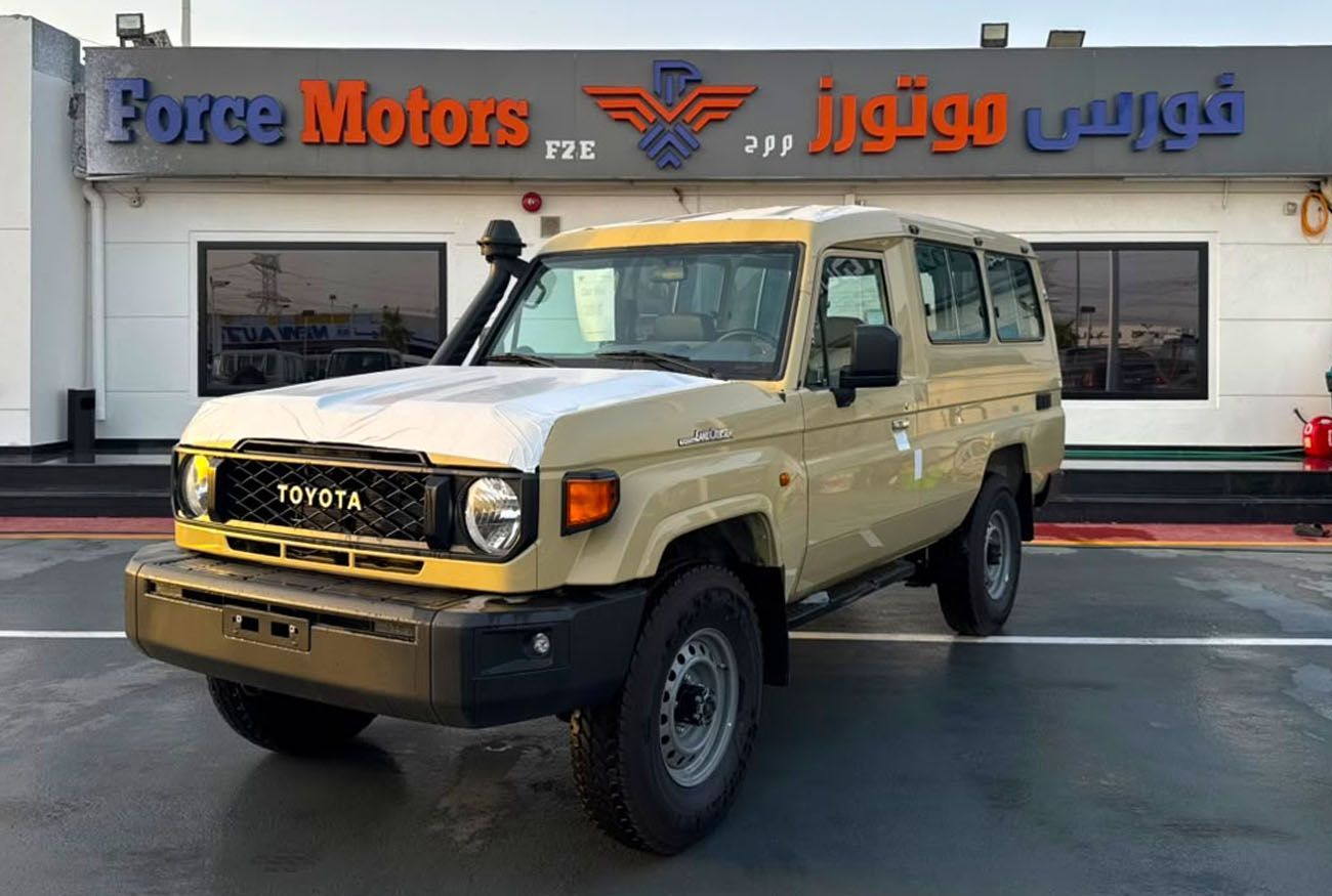 LC 78 . HARDTOP . 4.0L . V6 . Automatic . Petrol thumbnail 2