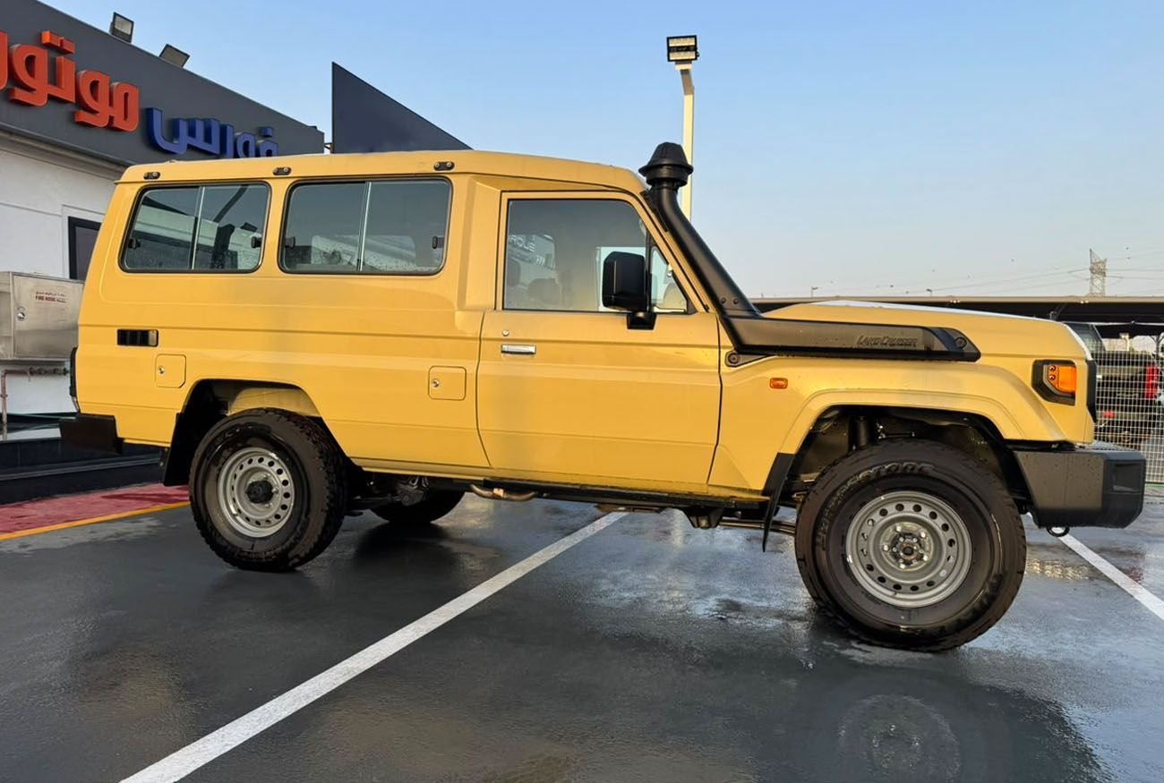 LC 78 . HARDTOP . 4.0L . V6 . Automatic . Petrol thumbnail 4