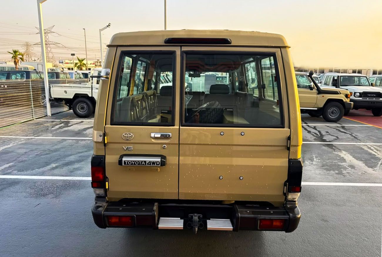 LC 78 . HARDTOP . 4.0L . V6 . Automatic . Petrol thumbnail 5