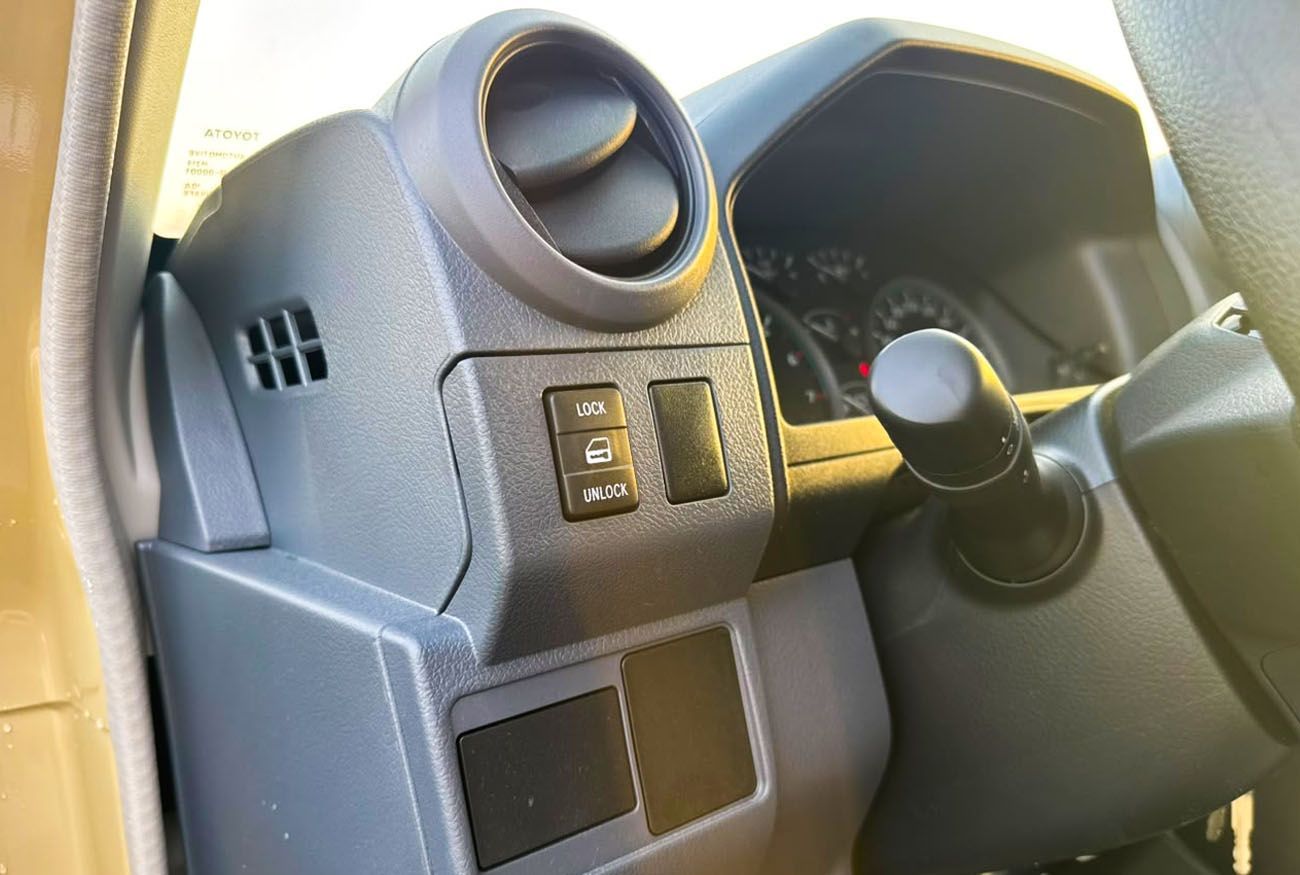 LC 78 . HARDTOP . 4.0L . V6 . Automatic . Petrol thumbnail 7